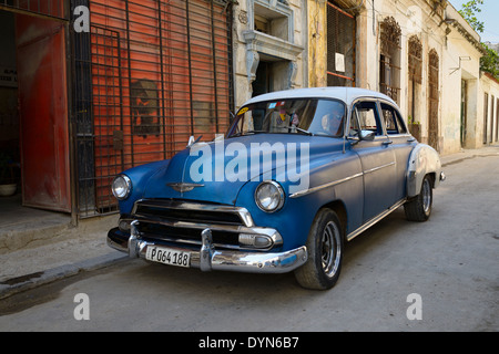 Antike klassische blaue Chevrolet Taxi an einer Nebenstrasse, auf der Suche nach einem Tarif in Alt-Havanna-Kuba Stockfoto
