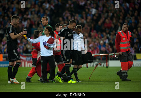 Madrid, Spanien. 22. April 2014. Chelseas John Terry(3rd R) verlässt das Spielfeld, verletzt, während der Champions League Halbfinale ersten Bein Fußballspiel gegen Atletico Madrid in Madrid, Spanien, 22. April 2014. Das Spiel endete mit einem 0: 0 Unentschieden. Bildnachweis: Xie Haining/Xinhua/Alamy Live-Nachrichten Stockfoto