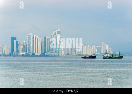 Versand Boote in Panama Bucht auf die Skyline der Hintergrund Panama Stadt Wolkenkratzer. Sonniger Tag im 2. Januar 2014. Stockfoto