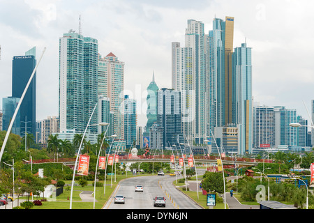 Panama-Stadt, Panama - 2. Januar 2014: Panama-Stadt Wolkenkratzer-Skyline auf sonnigen Tag im Januar 2014. Stockfoto