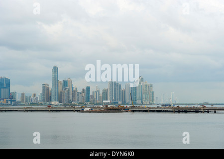 Panama-Stadt, Panama - 2. Januar 2014: Panama-Stadt Wolkenkratzer-Skyline auf sonnigen Tag im Januar 2014. Stockfoto