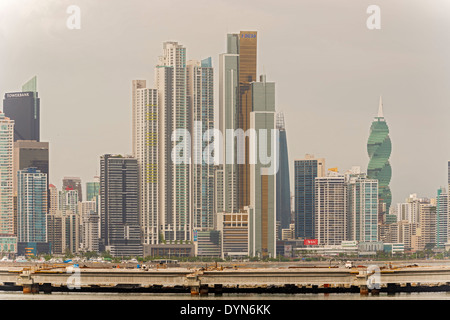 Panama-Stadt, Panama - 2. Januar 2014: Panama-Stadt Wolkenkratzer-Skyline auf sonnigen Tag im Januar 2014. Stockfoto