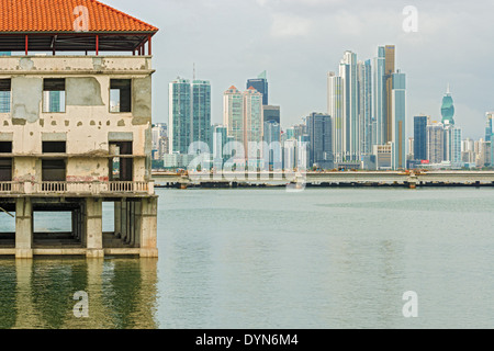 Alten Panama Häuser am Casco Viejo und Panama-Stadt Wolkenkratzer auf dem Hintergrund an einem sonnigen Tag am 2. Januar 2014. Stockfoto