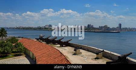 Panorama der 12 Apostel Kanonen von Morro Burg bewacht den Eingang zur Havana Bucht Kuba Castillo de San Salvador De La Punta Stockfoto