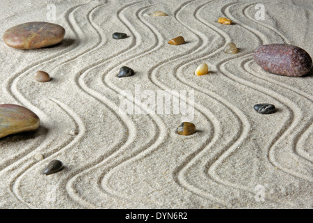 Zen-Garten mit Felsen und Sand. Stockfoto