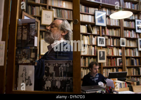 Buenos Aires, Argentinien. 22. April 2014. Alberto Casares, ein Buchhändler, ein Regal in seiner Bibliothek in alten Büchern, in der Stadt Buenos Aires, Hauptstadt von Argentinien, auf 22. April 2014 spezialisiert-Uhren. Der Welttag des Buches erinnert am Mittwoch mit dem Ziel zu fördern, Lesung, steigern die redaktionelle Industrie und den Schutz des geistigen Eigentums durch Urheberrechte. © Martin Zabala/Xinhua/Alamy Live-Nachrichten Stockfoto