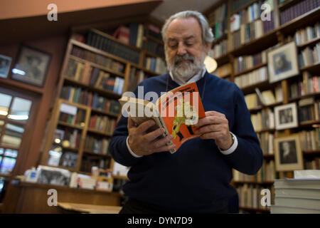 Buenos Aires, Argentinien. 22. April 2014. Alberto Casares, ein Buchhändler liest ein Exemplar der ersten Auflage des Buches "Der Herbst des Patriarchen" kolumbianischen Schriftstellers Gabriel Garcia Marquez, spezialisiert in seiner Bibliothek in alten Büchern, in der Stadt Buenos Aires, Hauptstadt von Argentinien, am 22. April 2014. Der Welttag des Buches erinnert am Mittwoch mit dem Ziel zu fördern, Lesung, steigern die redaktionelle Industrie und den Schutz des geistigen Eigentums durch Urheberrechte. © Martin Zabala/Xinhua/Alamy Live-Nachrichten Stockfoto