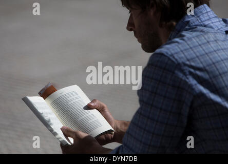 Buenos Aires, Argentinien. 22. April 2014. Ein Bewohner liest ein Buch auf einem Platz der Stadt Buenos Aires, der Hauptstadt von Argentinien, am 22. April 2014. Der Welttag des Buches erinnert am Mittwoch mit dem Ziel zu fördern, Lesung, steigern die redaktionelle Industrie und den Schutz des geistigen Eigentums durch Urheberrechte. © Martin Zabala/Xinhua/Alamy Live-Nachrichten Stockfoto