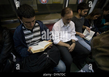 Buenos Aires, Argentinien. 22. April 2014. Passagiere Weiterlesen auf ihrer Reise in der u-Bahn, in der Stadt Buenos Aires, Hauptstadt von Argentinien, 22. April 2014. Der Welttag des Buches erinnert am Mittwoch mit dem Ziel zu fördern, Lesung, steigern die redaktionelle Industrie und den Schutz des geistigen Eigentums durch Urheberrechte. © Martin Zabala/Xinhua/Alamy Live-Nachrichten Stockfoto