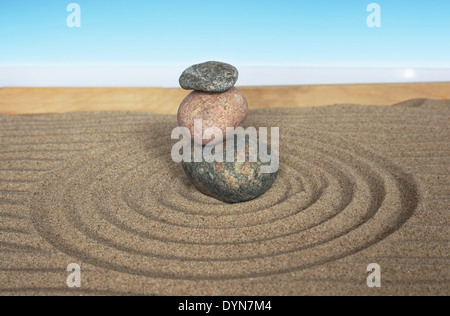 Pyramide mit drei Steinen auf einem weißen Hintergrund Stockfoto