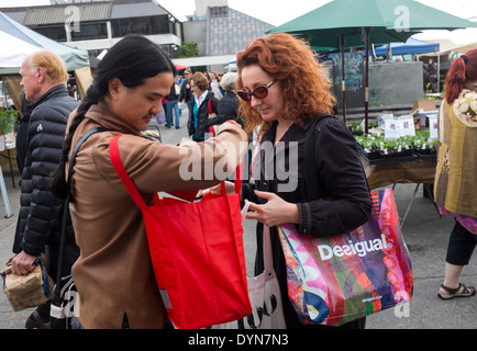 Anwohner und Touristen Fuß durch den Wochenmarkt am Ferry Building in San Francisco, Kalifornien. Stockfoto