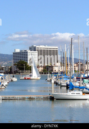 Blick auf Segelboote vor Anker in Emeryville Marina in Contra Costa County Stockfoto