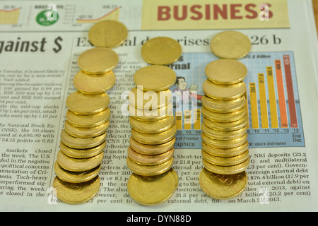 Münzen auf Zeitung Stockfoto