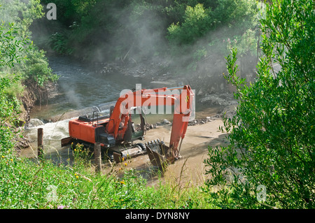 Bagger Lader Lader arbeiten im Fluss Stockfoto