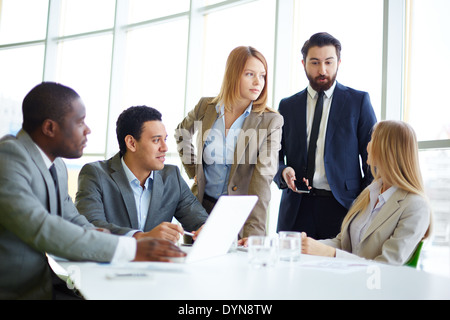 Gruppe von Geschäftspartnern über plan Stockfoto