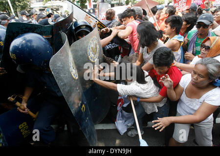 Manila, Philippinen. 23. April 2014. Aktivisten kollidieren mit Polizisten während einer Protestkundgebung in der Nähe der amerikanischen Botschaft in Manila, Philippinen, 23. April 2014. Die Demonstranten prangern die bevorstehenden Staatsbesuch von US-Präsident Barack Obama zu bezeugen, die Unterzeichnung des Abkommens über die verbesserte Verteidigung Zusammenarbeit, die U.S. Militärstützpunkte in das Land zurückbringen würde. Bildnachweis: Rouelle Umali/Xinhua/Alamy Live-Nachrichten Stockfoto