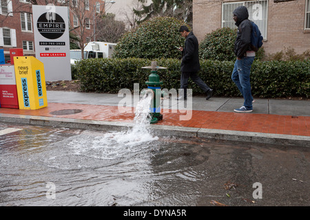 Offenen Hydranten Ventil auf Stadt Bürgersteig - USA Stockfoto