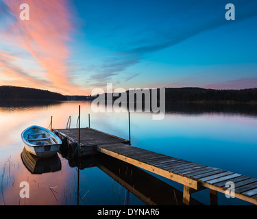 Boot in der Nähe von Pier über einen idyllischen See Stockfoto