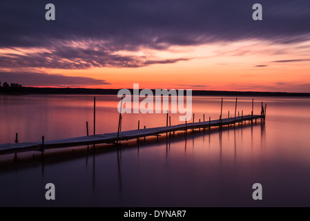 Dramatischer Himmel über einen idyllischen See Stockfoto