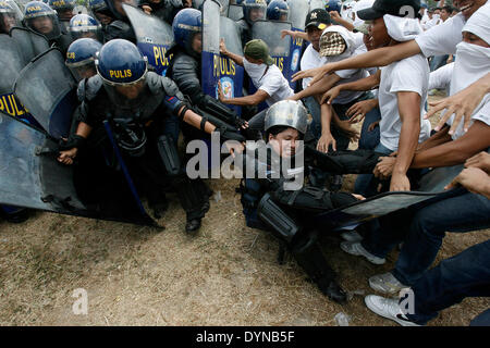 Pasay City, April 23. 28. April 2014. Mock Aktivisten Handgemenge mit Polizisten während des philippinischen nationalen zivilen Störung Polizeiverwaltung (PNP-CDM)-Wettbewerbs in Pasay City, Philippinen, 23. April 2014. Die Mitglieder der Philippine National Police (PNP) bereiten für die einwöchige Protestkundgebungen gegen den Staatsbesuch von US-Präsident Barack Obama vom 28. April 2014. © Rouelle Umali/Xinhua/Alamy Live-Nachrichten Stockfoto