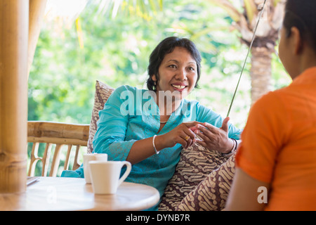 Frauen, die zusammen Kaffee im café Stockfoto