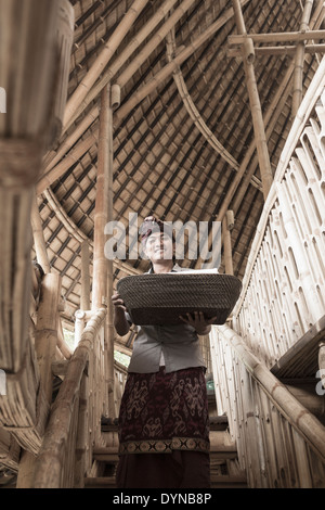 Balinesische Mann mit Korb in Hotel, Ubud, Bali, Indonesien Stockfoto