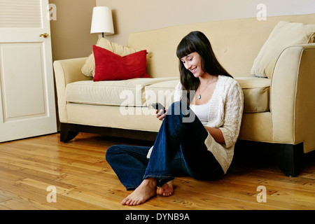 Gemischte Rassen Frau mit Handy Stockfoto