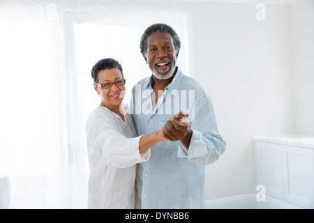 Älteres paar drinnen tanzen Stockfoto