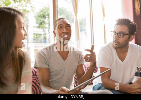 Freunde mit digital-Tablette im café Stockfoto