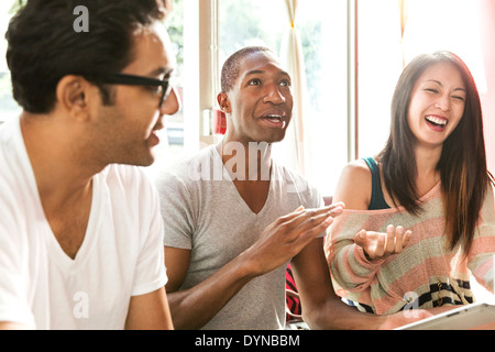 Freunde lachen zusammen im café Stockfoto