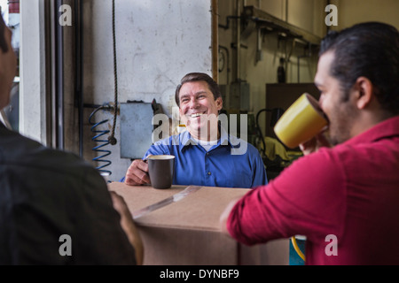 Arbeitnehmer genießen Kaffee-Pause im Lager Stockfoto