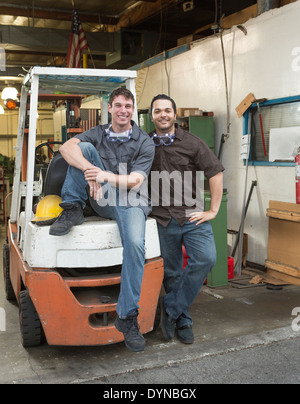 Arbeitnehmer, die lächelnd zusammen im Lager Stockfoto