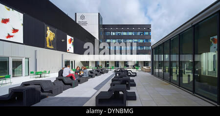 Manchester School of Art an der MMU, Manchester, Vereinigtes Königreich. Architekt: Feilden Clegg Bradley Studios LLP, 2014. Auf dem Dach courtya Stockfoto