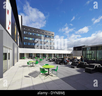 Manchester School of Art an der MMU, Manchester, Vereinigtes Königreich. Architekt: Feilden Clegg Bradley Studios LLP, 2014. Innenhof mit Stockfoto