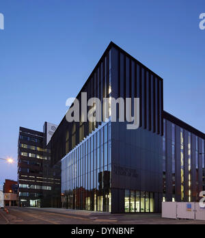 Manchester School of Art an der MMU, Manchester, Vereinigtes Königreich. Architekt: Feilden Clegg Bradley Studios LLP, 2014. Ecke elevatio Stockfoto