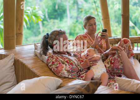 Kaukasische Familie entspannend auf Terrasse Stockfoto
