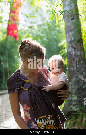 Kaukasische Mutter mit Baby im Regenwald Stockfoto