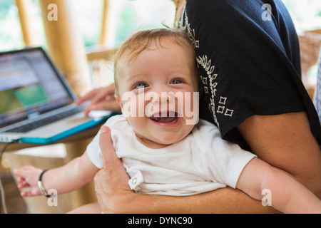 Kaukasische Mutter hält Baby boy Stockfoto