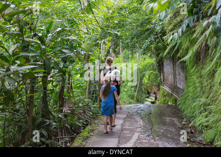 Kaukasische Familie Wandern im tropischen Garten Stockfoto