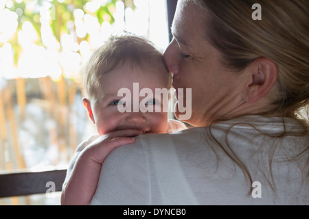 Kaukasische Mutter hält Baby boy Stockfoto