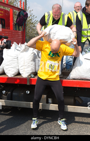 Die Welt Kohle Durchführung Meisterschaft in Gawthorpe, West Yorkshire, am Ostermontag 2014. Ein männlicher Kandidat Stockfoto