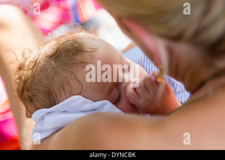 Kaukasische Mutter wiegt baby Stockfoto