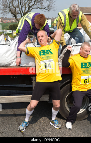 Die Welt Kohle tragen Meisterschaft, Gawthorpe, West Yorkshire, Ostermontag 2014.  männliche Teilnehmer zu Beginn des Rennens Stockfoto