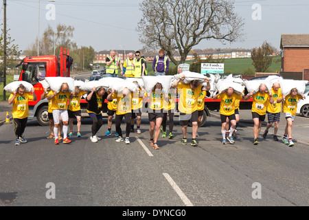 Die Welt Kohle tragen Meisterschaft, Gawthorpe, West Yorkshire, Ostermontag 2014.  männliche Teilnehmer zu Beginn des Rennens Stockfoto