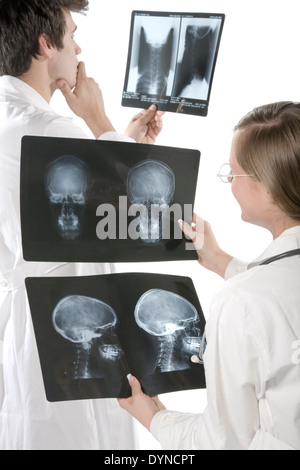 Ärzte untersuchen Röntgenaufnahmen im Krankenhaus Stockfoto