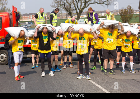 Die Welt Kohle tragen Meisterschaft, Gawthorpe, West Yorkshire, Ostermontag 2014.  männliche Teilnehmer zu Beginn des Rennens Stockfoto