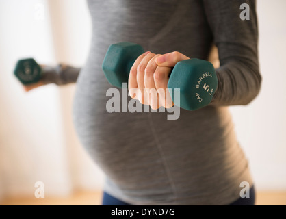 Schwanger kaukasischen Frau Gewichtheben Stockfoto