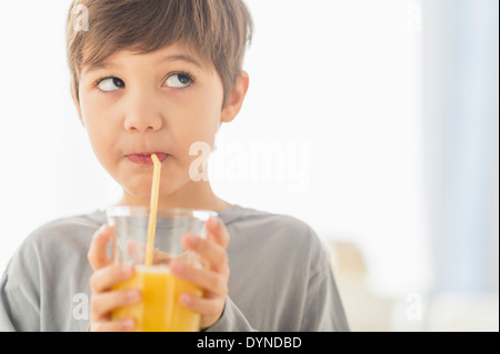 Spanische jungen trinken Saft mit Stroh Stockfoto