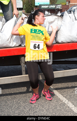 Kohle der Welt tragen Meisterschaft, Gawthorpe, West Yorkshire, Ostermontag 2014.  Weibliche Teilnehmer zu Beginn des Rennens Stockfoto