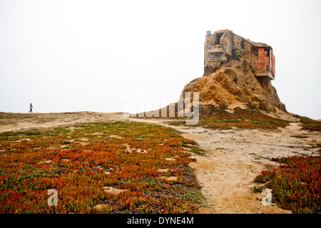 Modernes Haus auf felsigen Strand Stockfoto